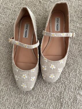Steve Madden Beige Daisy Embroidered Mary Jane Flats, 6.5